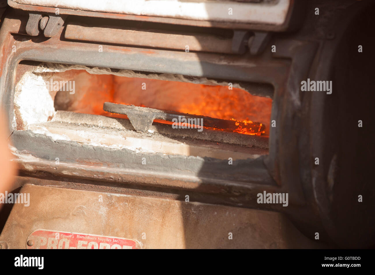 Hufschmied heiß beschlagen eines Pferdes in einem beständigen yard Stockfoto
