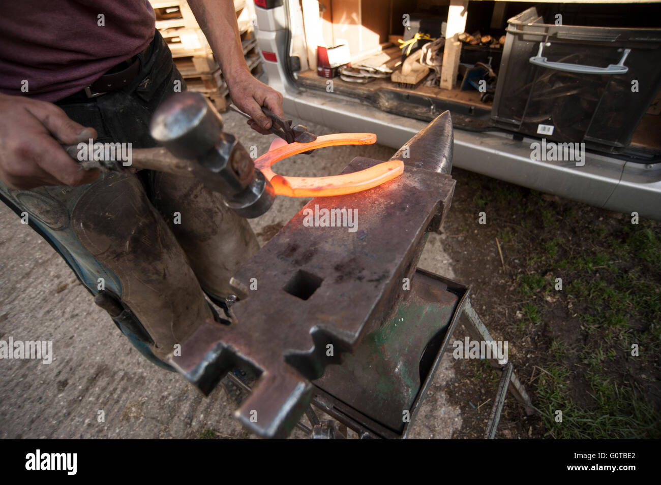 Hufschmied heiß beschlagen eines Pferdes in einem beständigen yard Stockfoto