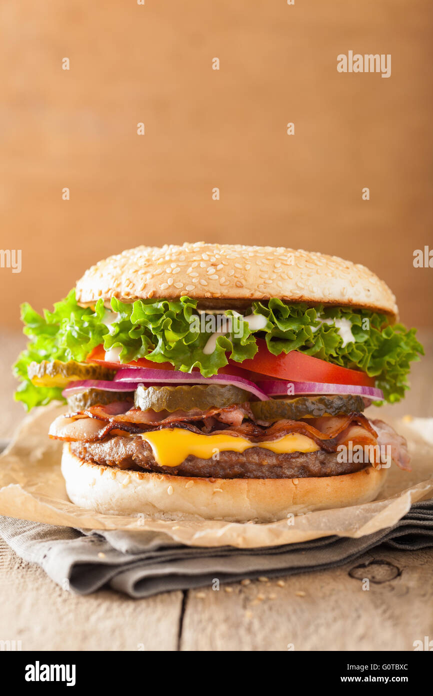 Bacon Cheeseburger mit Gurken-Tomaten-Zwiebel Stockfoto