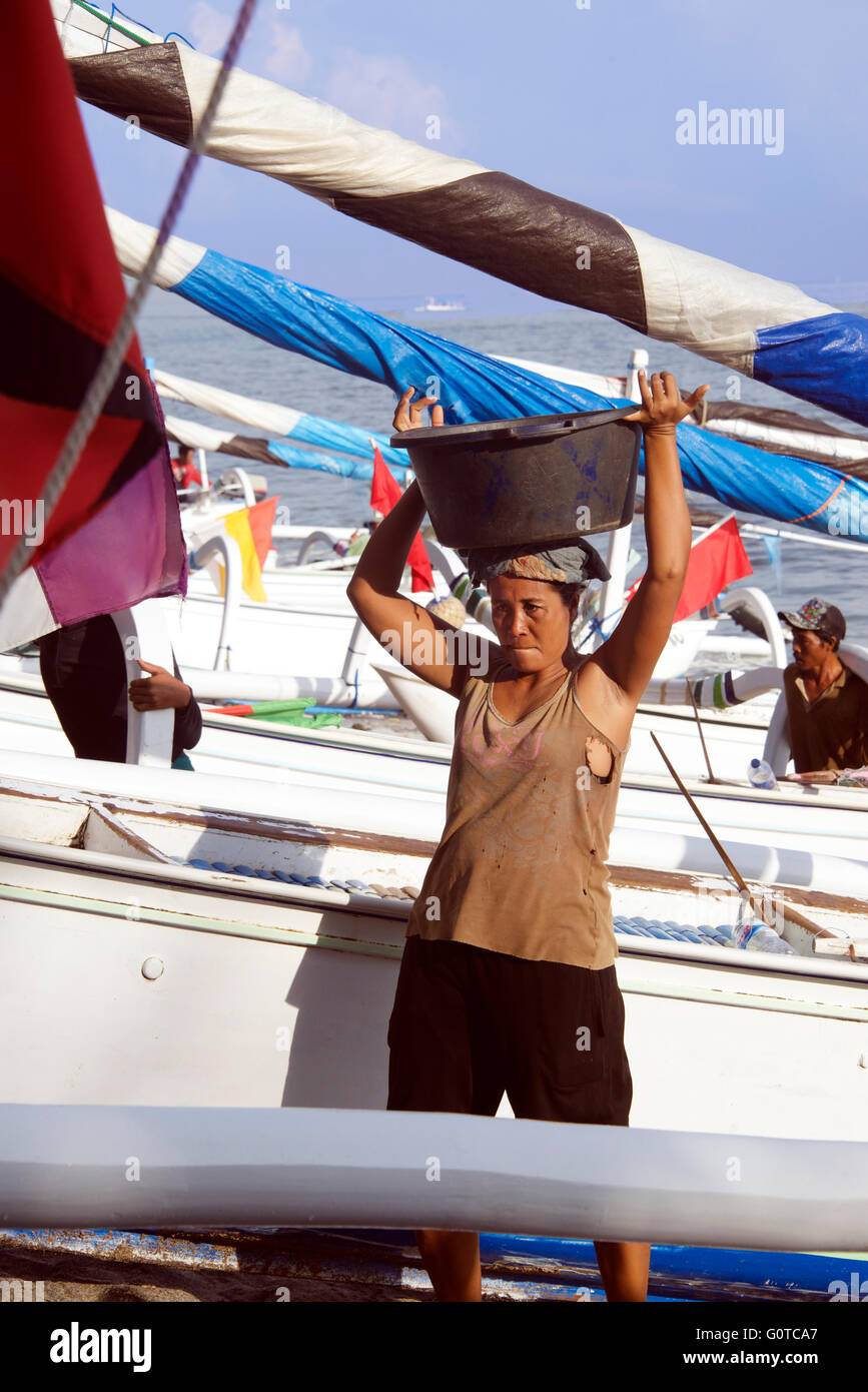 Fischer entladen Fisch Selang Amed Ost Küste Bali Indonesien Stockfoto