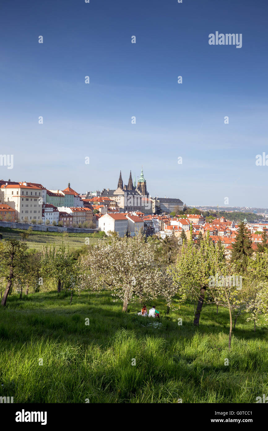 Genießen die Sonne im Frühling, Kleinseite, Prag, Tschechische Republik. Hintergrund ist die Prager Burg Stockfoto