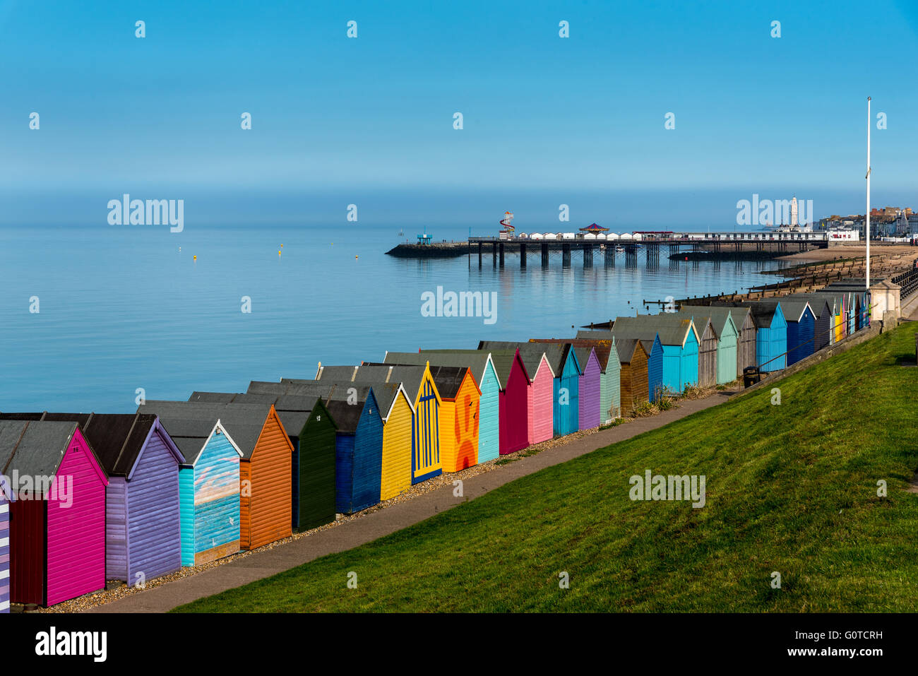 Mehrfarbige Strandhütten ein Pier in Herne Bay, Kent, UK Stockfoto