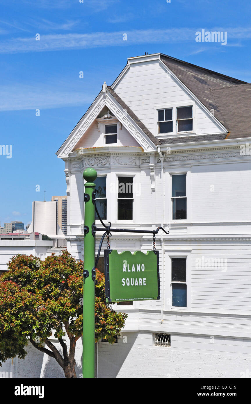 San Francisco, Kalifornien, Usa: das Alamo Square Zeichen und ein viktorianisches Haus Stockfoto