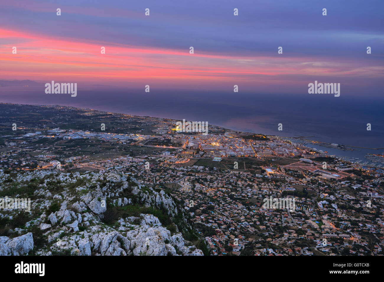 Blick auf Meer Teil von Denia und Seehafen in der Dämmerung. Spanien Stockfoto