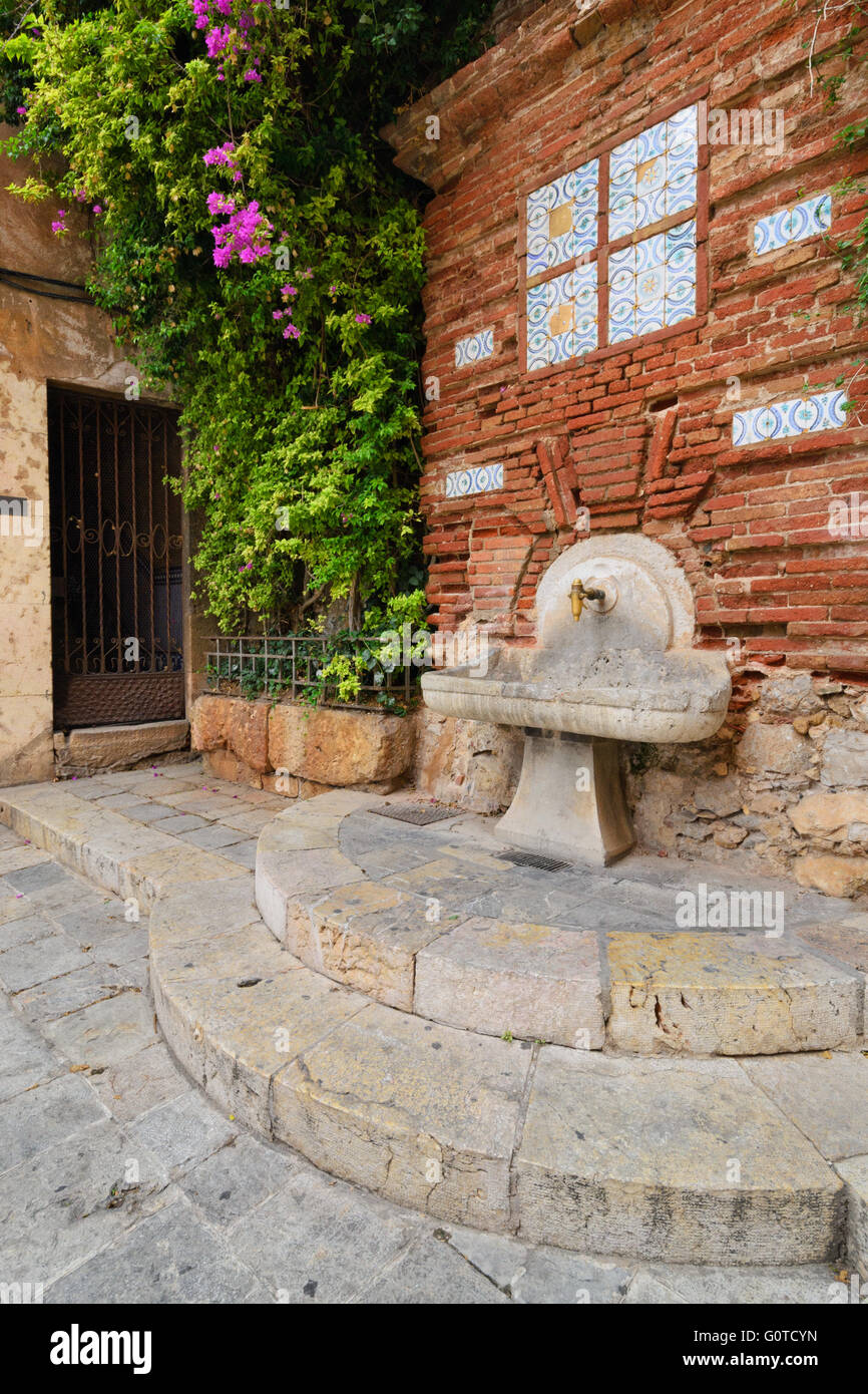 Antike Säule auf der Straße trinken Tarragona, Spanien Stockfoto