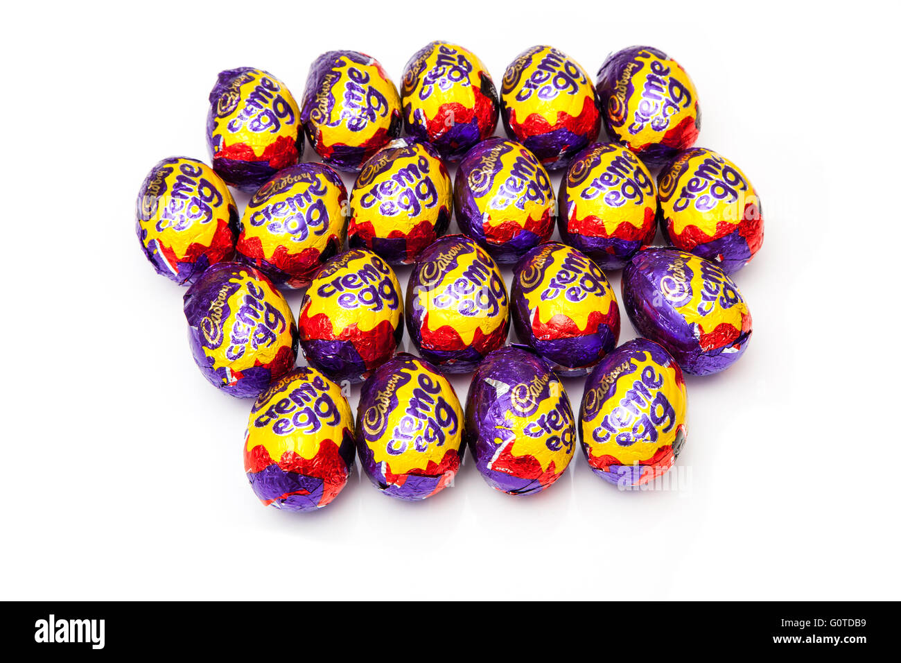 Cadbury es Sahne Eiern, Schokolade Ostereier isoliert auf einem weißen Studio-Hintergrund. Stockfoto