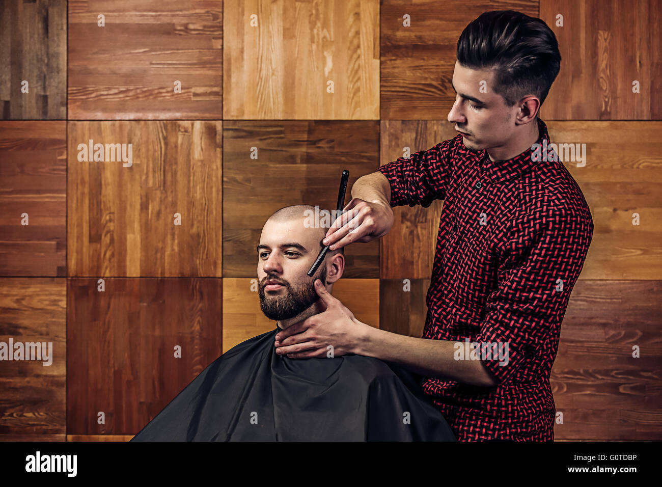 Kunden bei Bart rasieren im barbershop Stockfoto