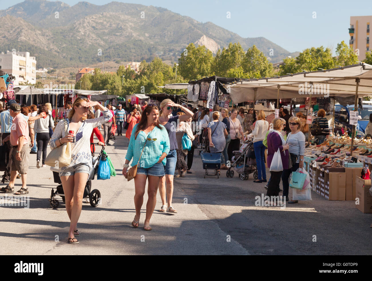 Menschen beim Einkaufen in der outdoor-Markt, Marbella, Andalusien-Spanien-Europa Stockfoto