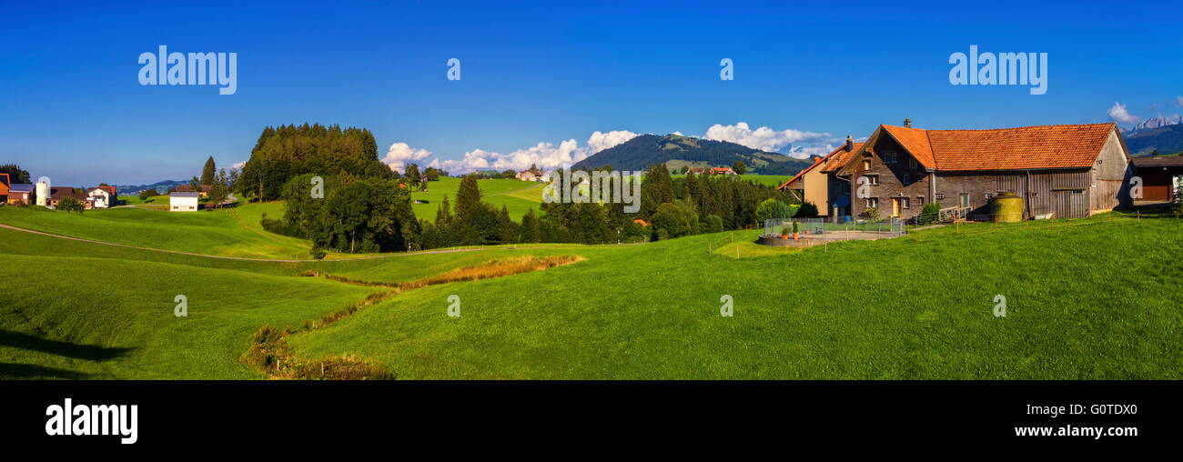 Appenzeller Landschaft und Bauernhaus mit dem schönen Tag, Schweiz Stockfoto