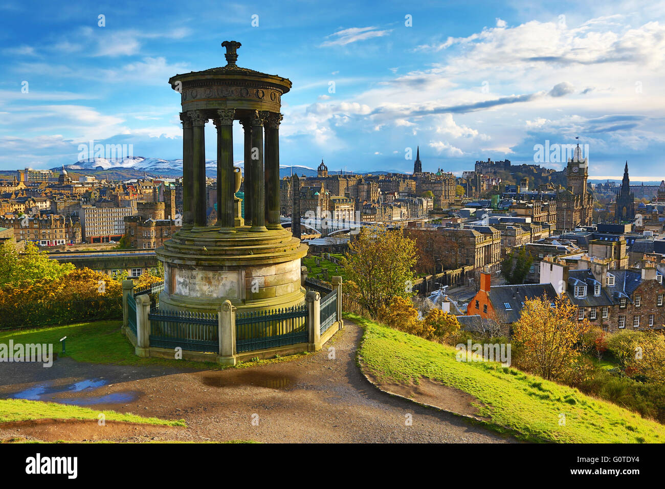 Allgemeine Stadt Skyline-Blick vom Calton Hill zeigt die Dugald Stewart Monument und Edinburgh Castle in Edinburgh, Scotland, UK Stockfoto