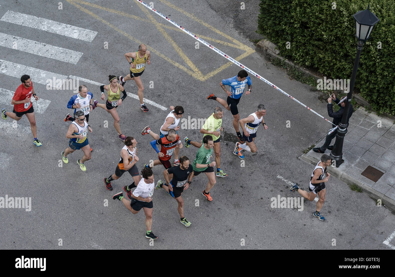 Marathonläufer, die von oben gesehen Stockfoto