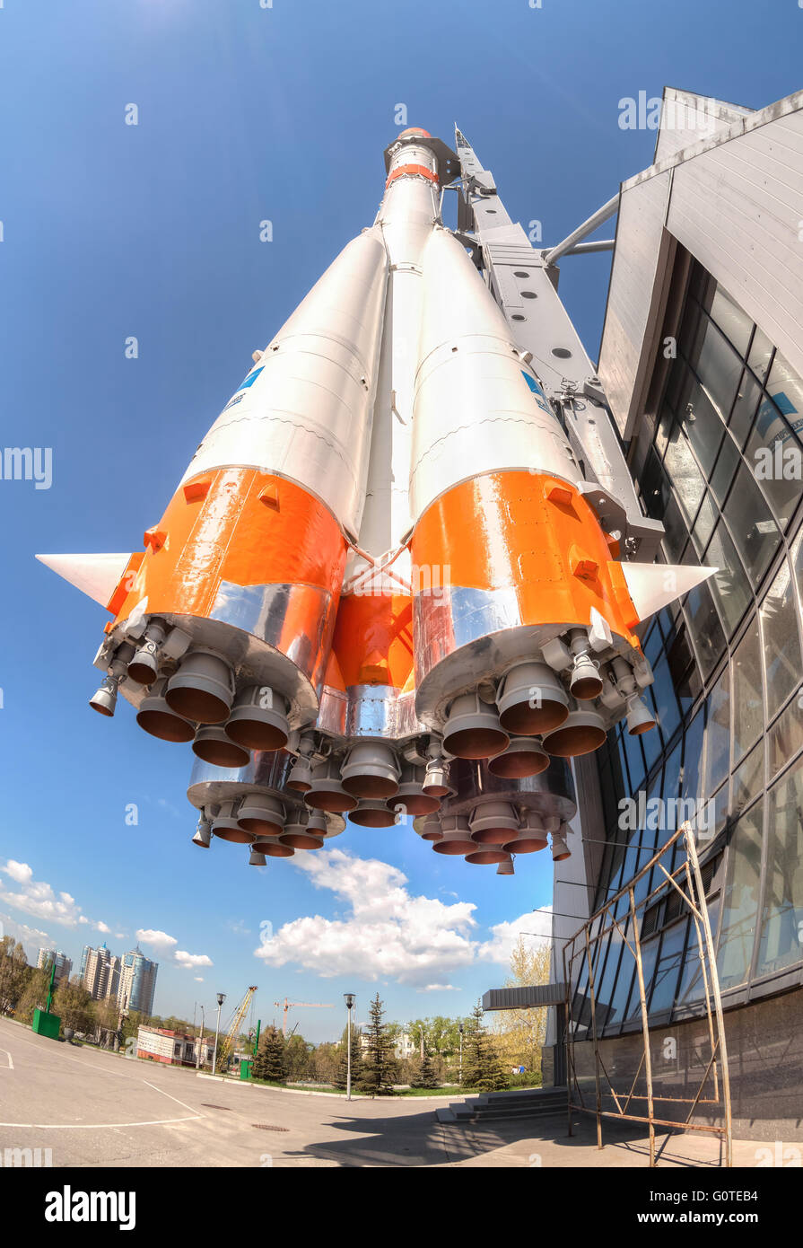 Russische Rakete Transport mit Raketentriebwerken gegen den blauen Himmel Stockfoto