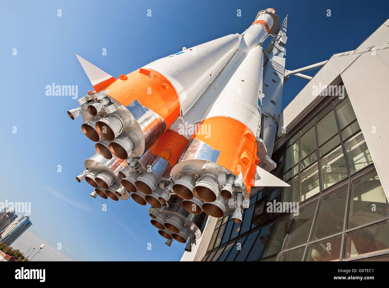 Russische Rakete Transport mit Raketentriebwerken gegen den blauen Himmel Stockfoto