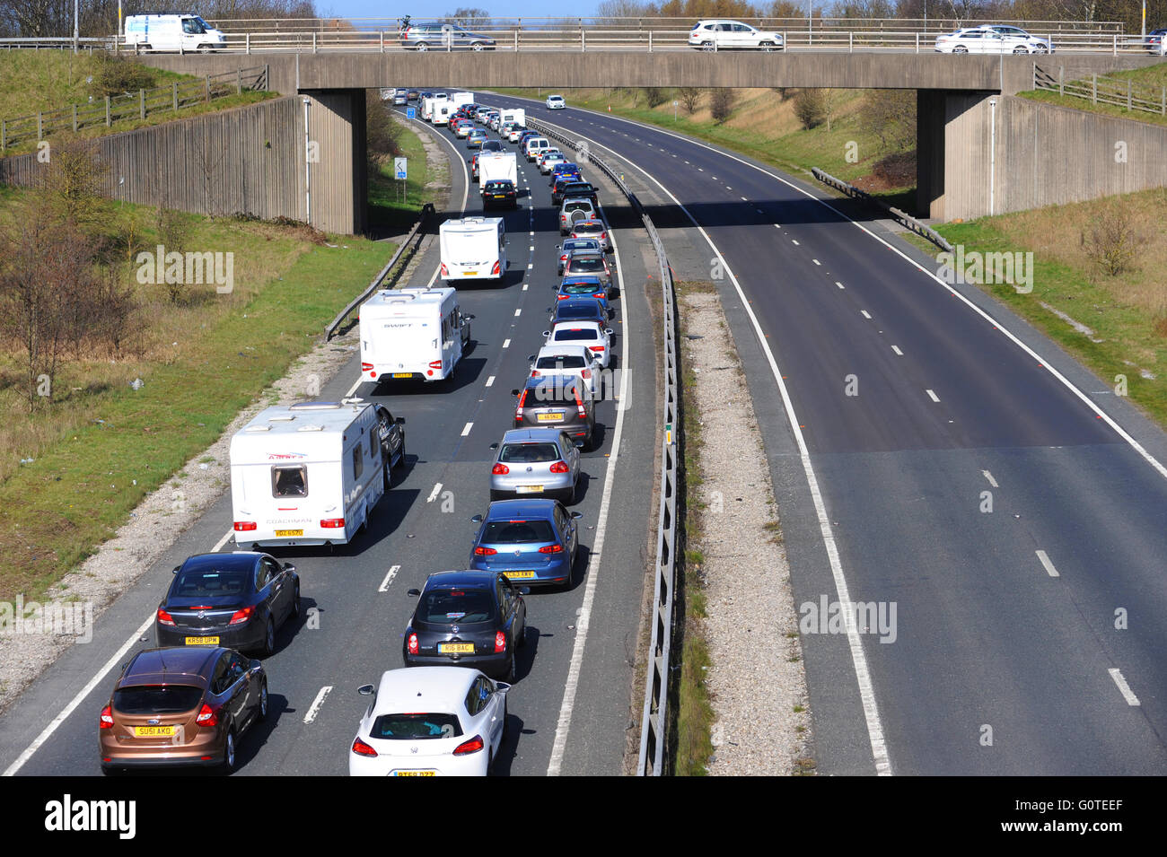 Die Ostern Kurzurlaub hat begonnen. Autos, die Schlange auf der A64 in der Nähe von York, North Yorkshire Überschrift an die Ostküste. Stockfoto