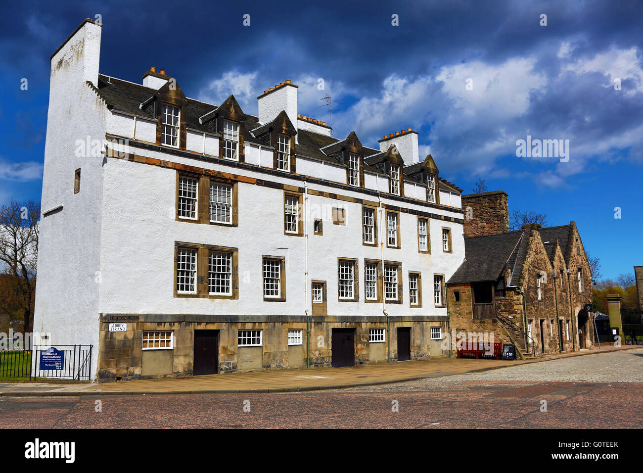 Alte Häuser am Abbey Strand am Ende der Royal Mile in Edinburgh, Schottland, Vereinigtes Königreich Stockfoto