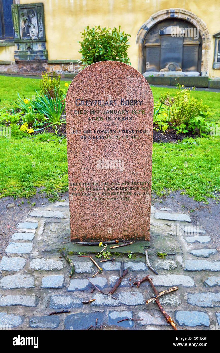 Grab von Greyfriars Bobby der treuen Skye Terrier, der von seinem Meister blieb gab in Greyfriars Kirche in Edinburgh, Schottland Stockfoto