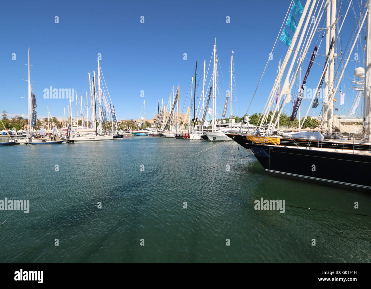 Bilder von Palma International Boat Show 2016 und Palma Superyacht Show 2016 - Panorama der Superyachten + gotische Kathedrale von Palma Stockfoto