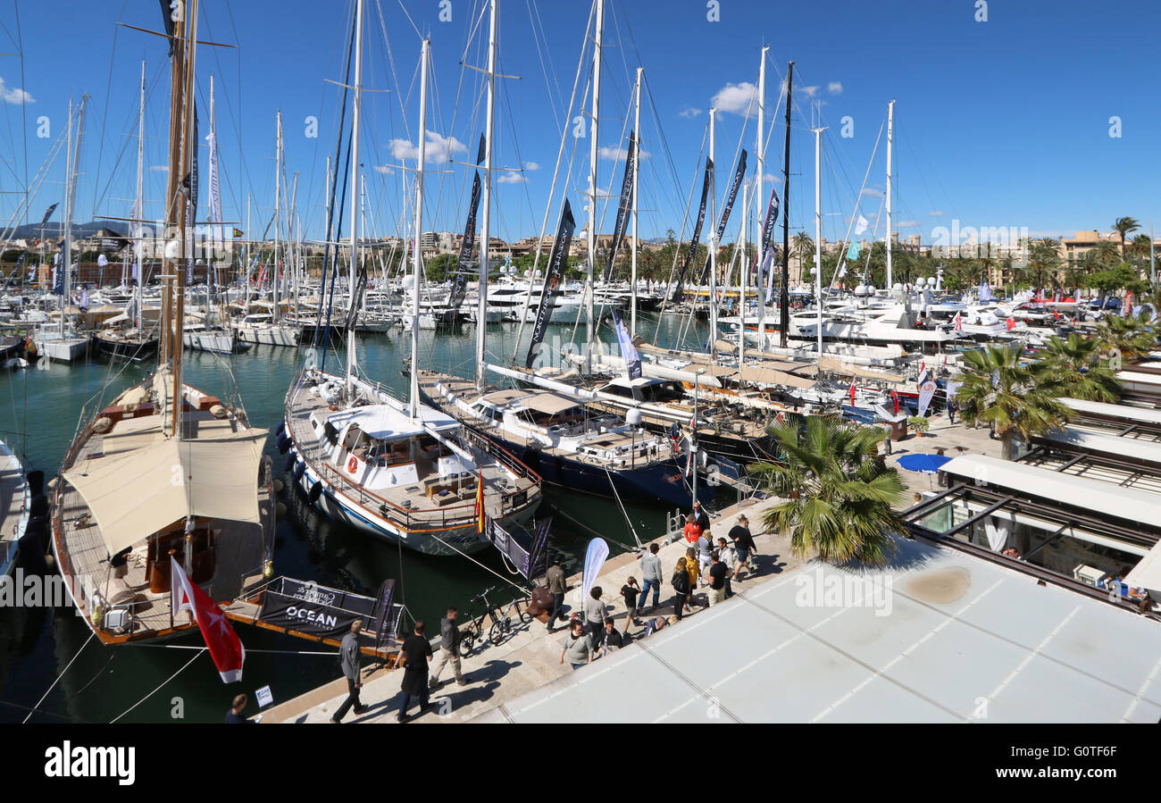 Bilder von Palma International Boat Show 2016 und Palma Superyacht Show 2016 - Luxus Segeln Superyachten in Vordergrund + Yachten Stockfoto