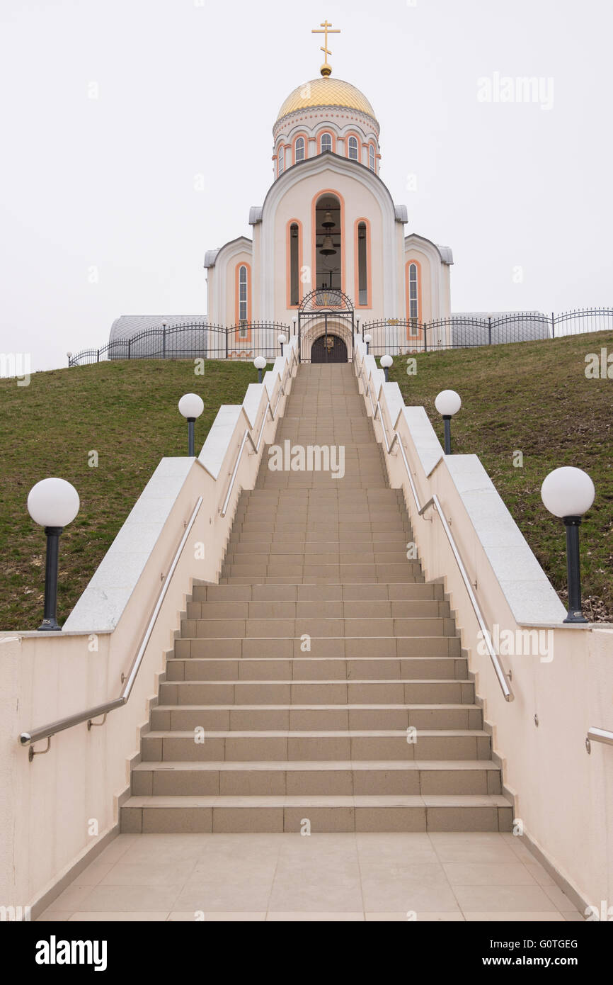 Varvarovka, Russland - 15. März 2016: Das Treppenhaus und der Haupteingang zur Kirche der große Märtyrer Barbara im Dorf Va Stockfoto
