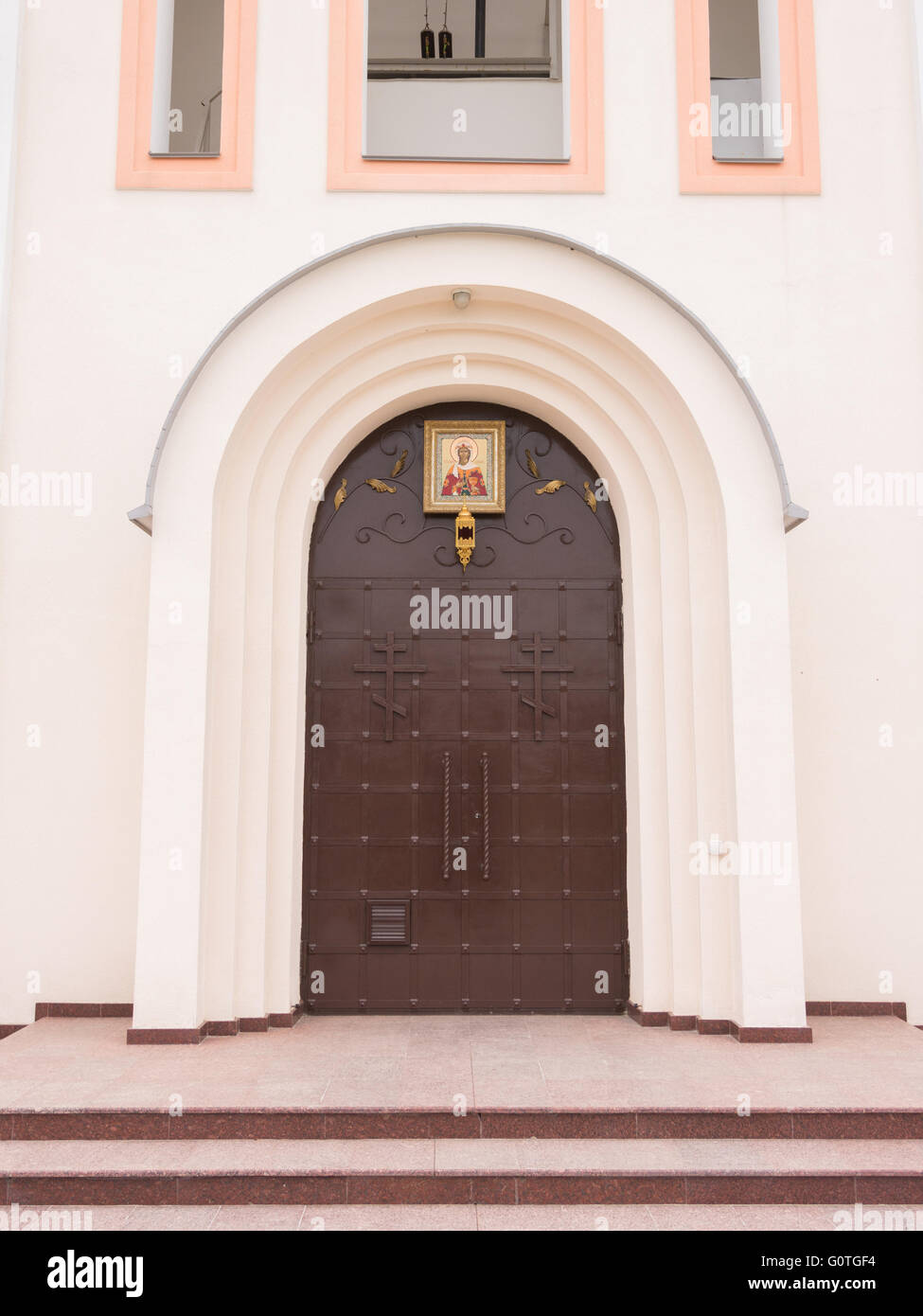 Varvarovka, Russland - 15. März 2016: Der Haupteingang der Kirche in dem Dorf große Märtyrer Barbara Varvarovka, einem Vorort Stockfoto