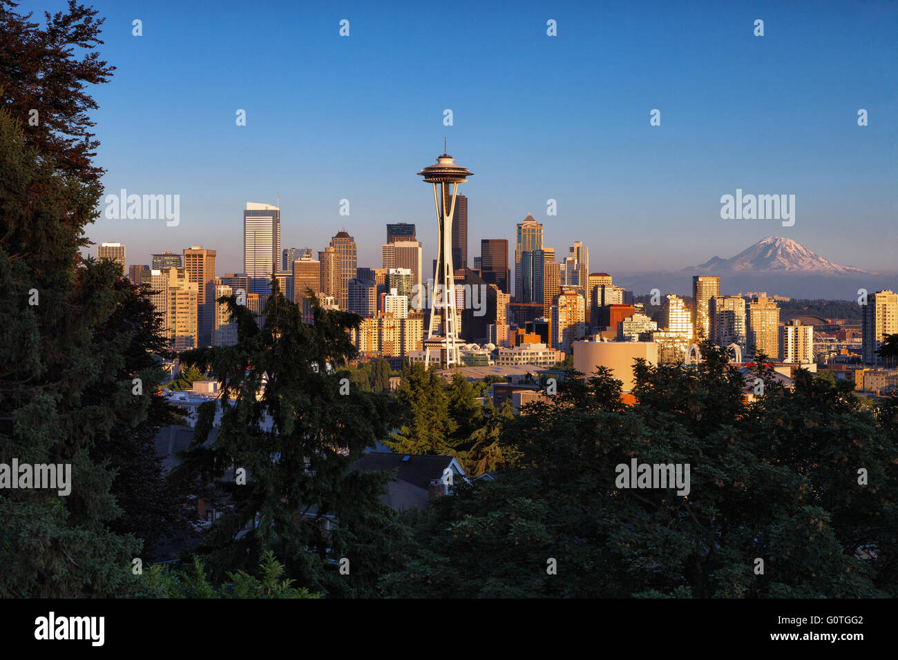 Seattle Skyline bei Sonnenuntergang vom Kerry Park mit Moint Rainier im Hintergrund. Seattle, WA, USA. Stockfoto
