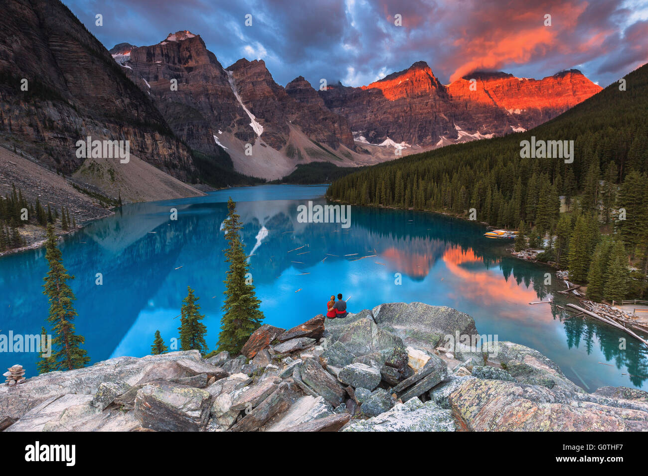 Ein junges Paar am Moraine Lake von Sunrise. Banff Nationalpark, Alberta, Kanada. Stockfoto