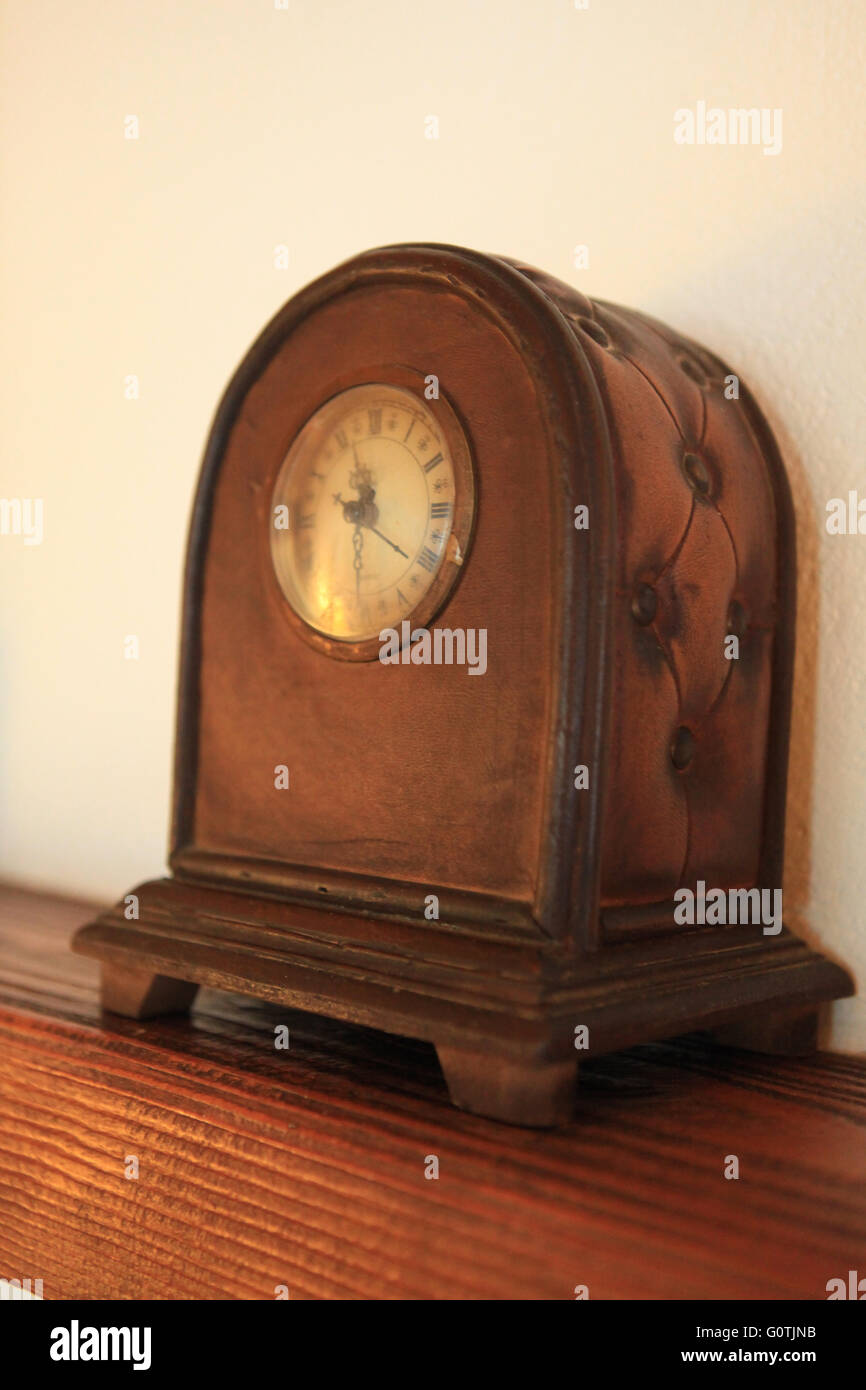 Alte hölzerne Vintage Antik Wind Uhr mit römischen Ziffern Stockfoto