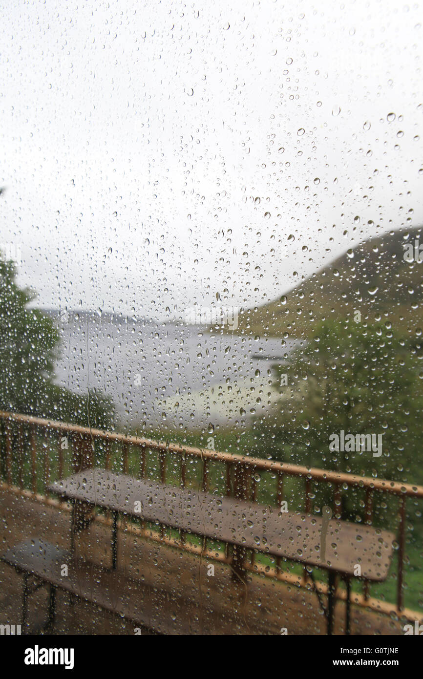 Verschwommene Sicht auf ein Lough Talt gesehen durch ein Fenster mit scharfen Tropfen an einem regnerischen Tag in Co. Sligo, Irland Stockfoto