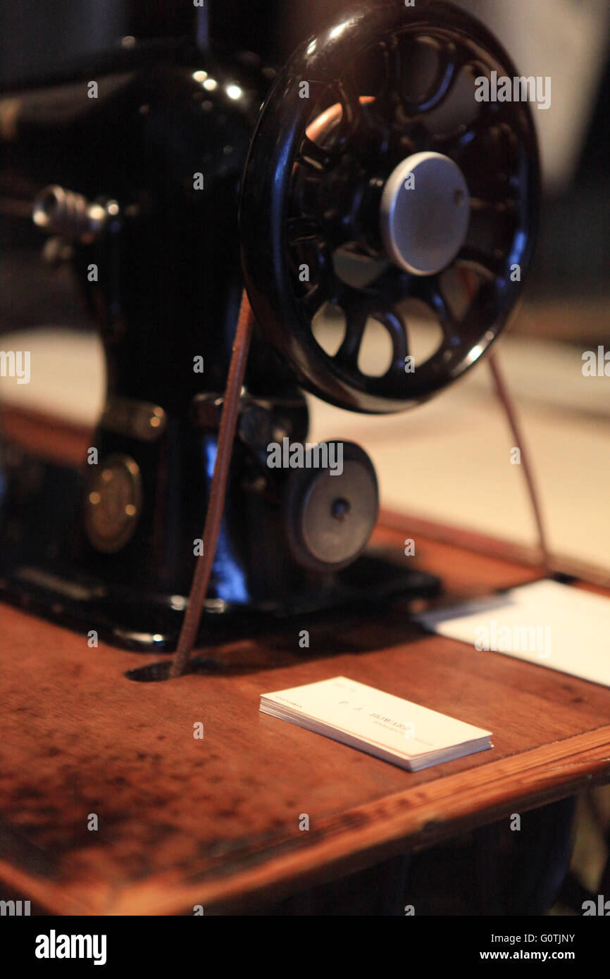 Alte schwarze Singer-Nähmaschine von der Seite Stockfoto