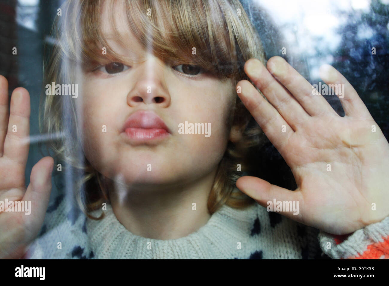 Close-up Portrait jungen Lippen und Hände gegen Fenster drücken Stockfoto