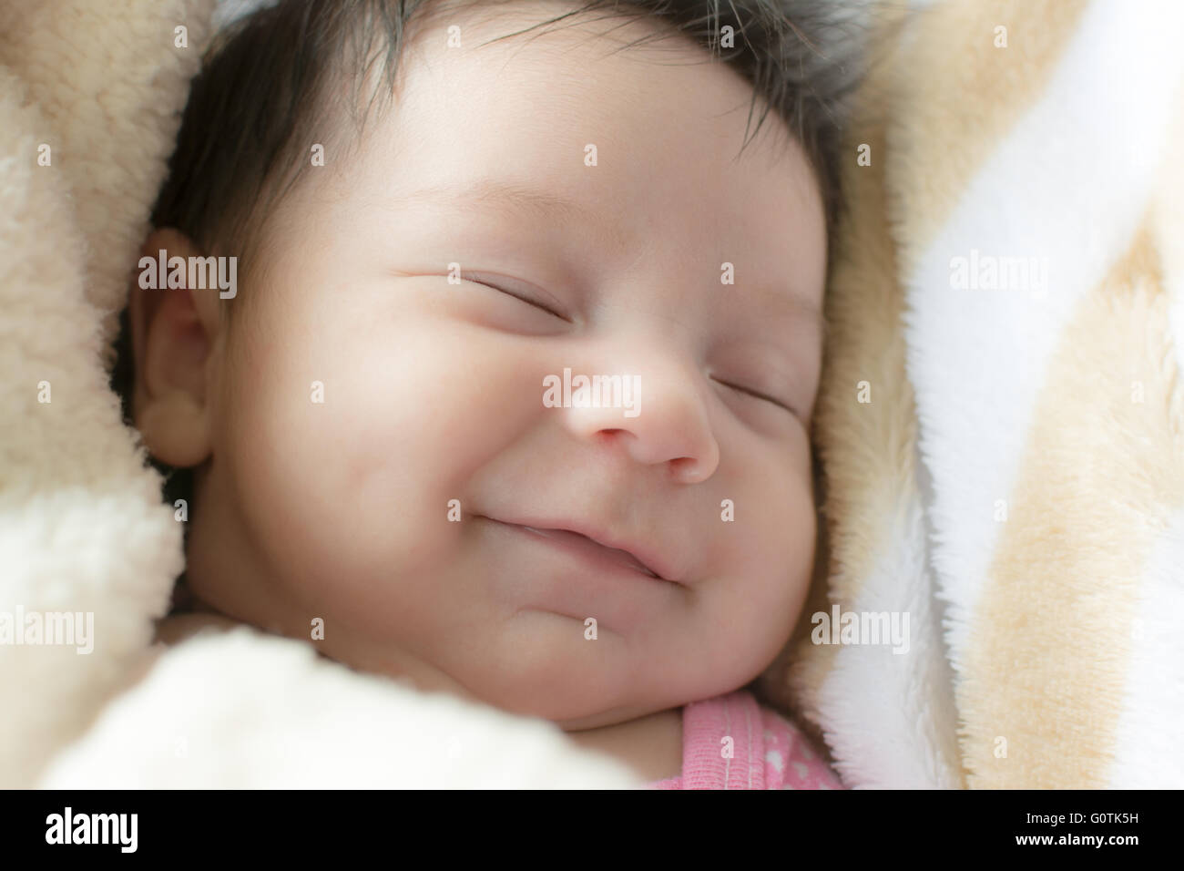 Porträt von einem Lächeln neugeborenes Mädchen schlafen Stockfoto