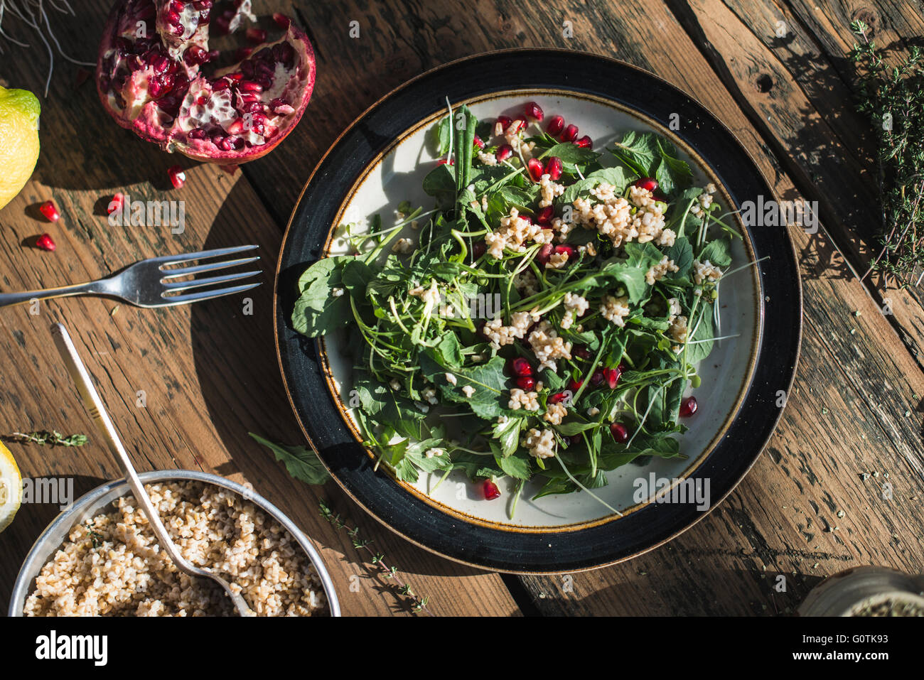 Grüner Salat mit Granatapfel, Manna Kruppe und Zwiebeln Stockfoto