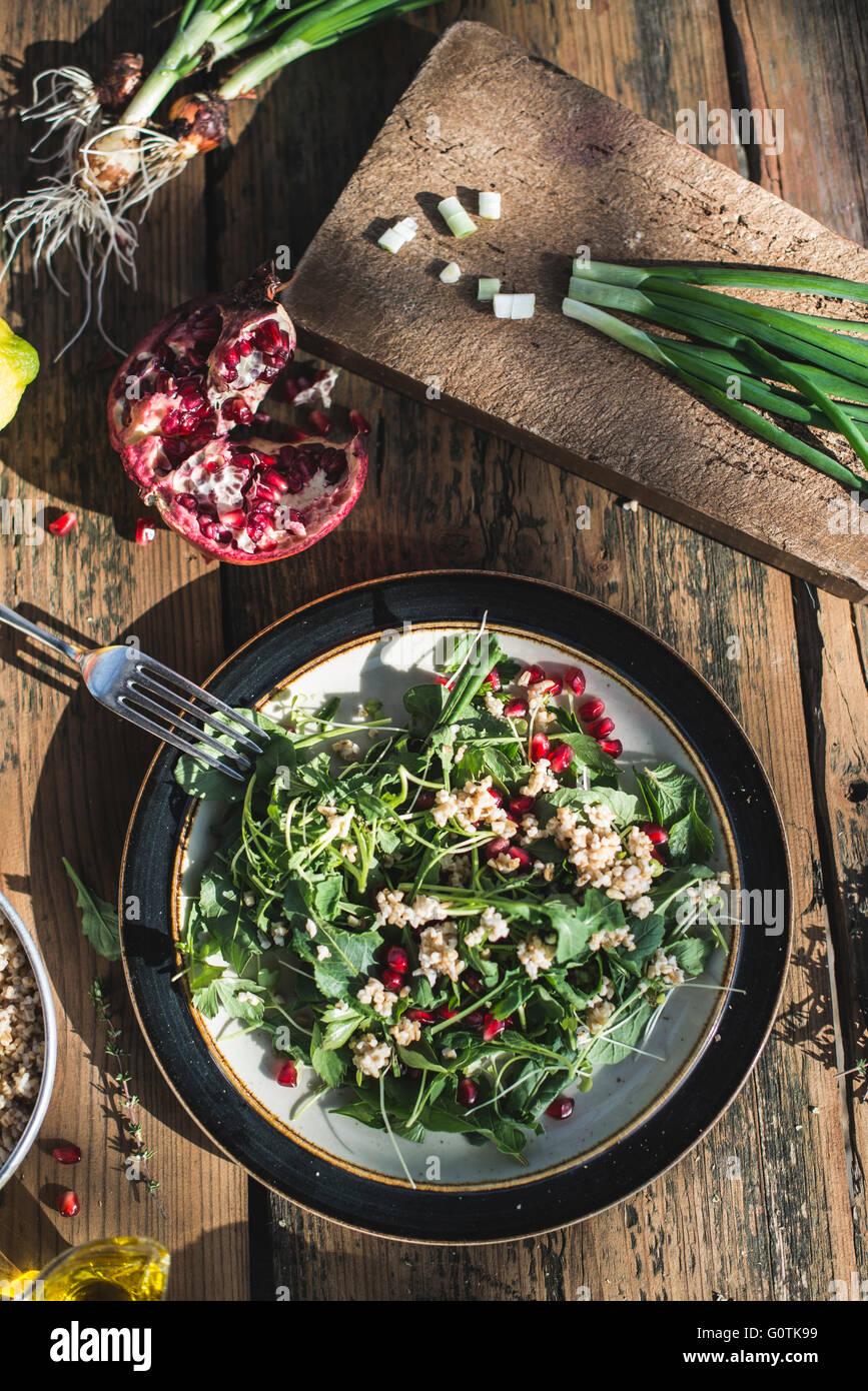 Grüner Salat mit Granatapfel, Manna Kruppe und Zwiebeln Stockfoto