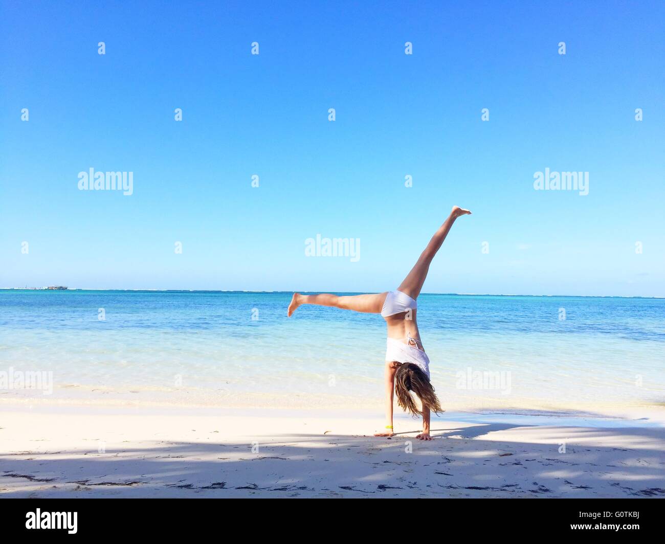 Mädchen, die einen Handstand am Strand, Karibik Stockfoto