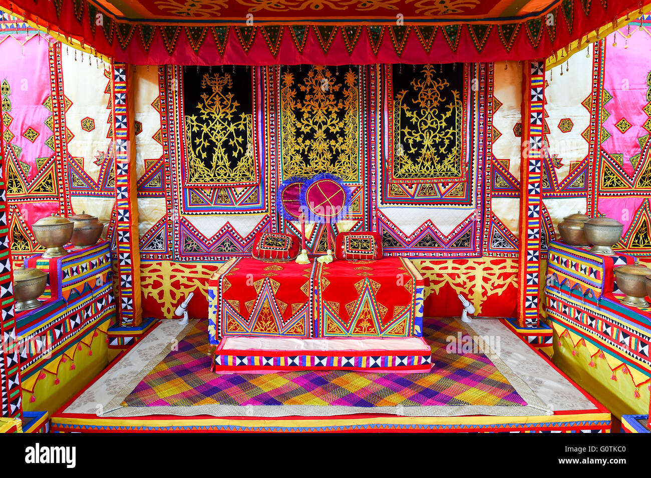 Die ethnische Bajau Borneo exotischen und bunten traditionellen Brautbett. Stockfoto