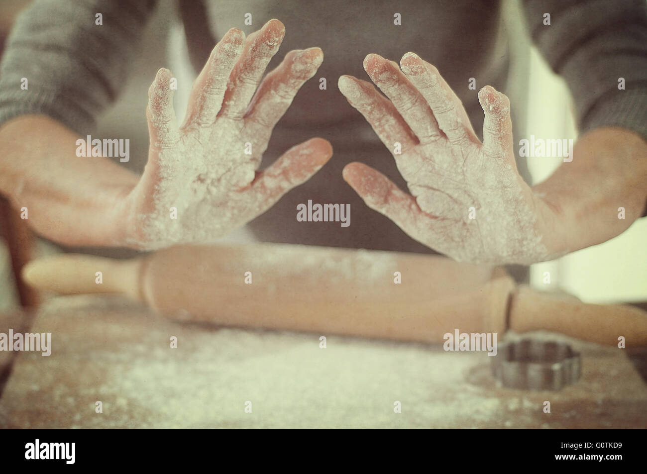 Frau mit Mehl auf ihre Hände mit Nudelholz Stockfoto
