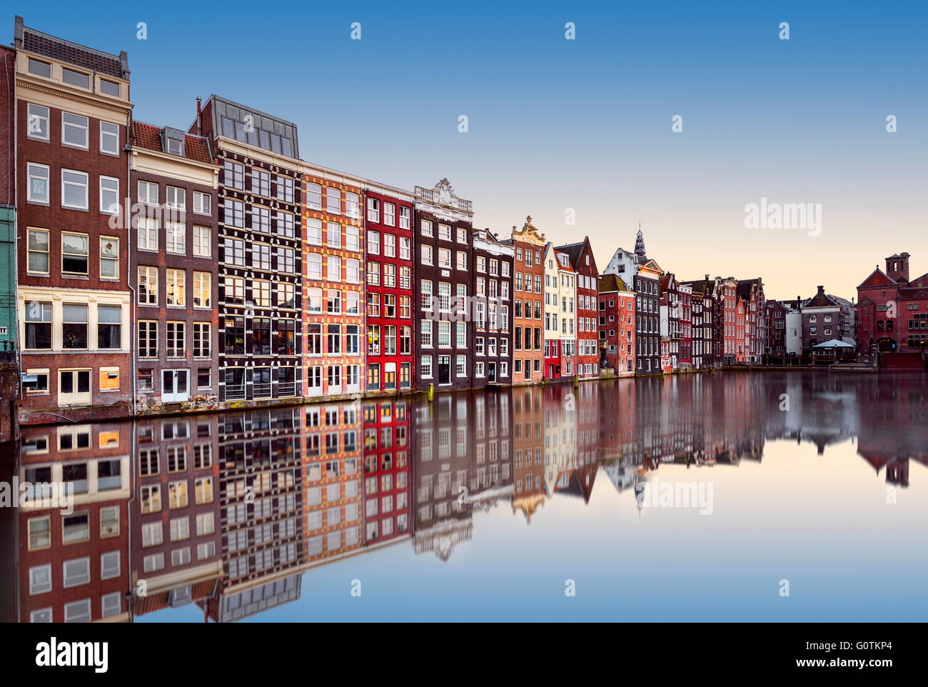 Häuserzeile entlang Kanal, Amsterdam, Holland Stockfoto