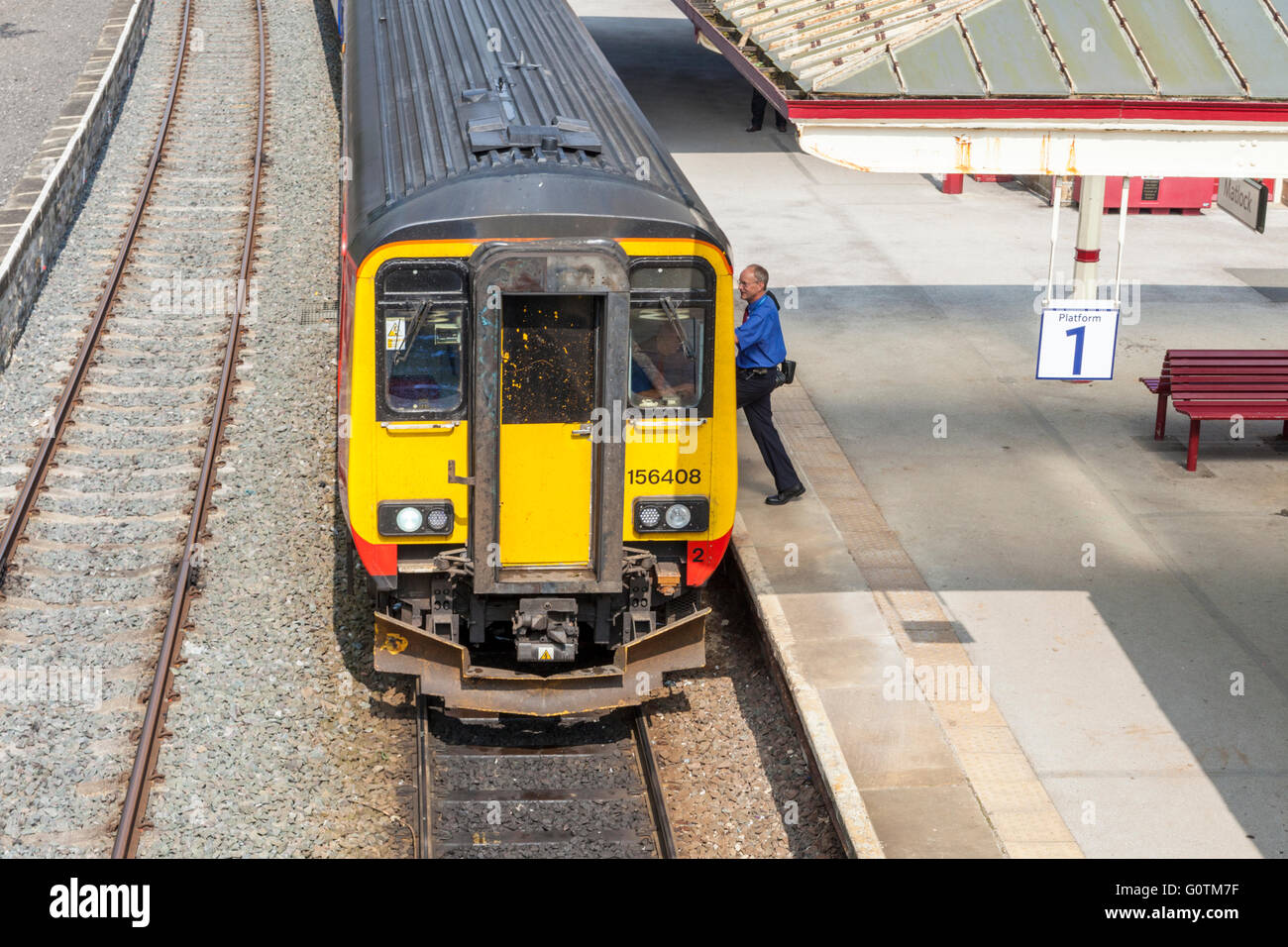 Zugbegleiter an Bord eines East Midlands Trains diesel multiple Unit (DMU) Zug am Bahnhof, Matlock Derbyshire, England, Großbritannien Stockfoto