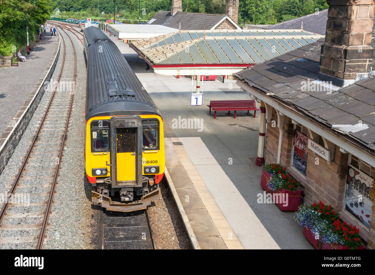 East Midlands Trains DMU (diesel multiple Unit) Zug bereit von Matlock Bahnhof, Derbyshire, England, UK abzuweichen. Stockfoto