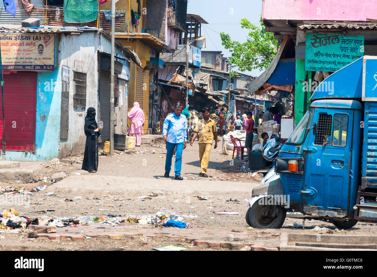 Mumbai, Indien Straßenszene Slumgebiet Stockfoto