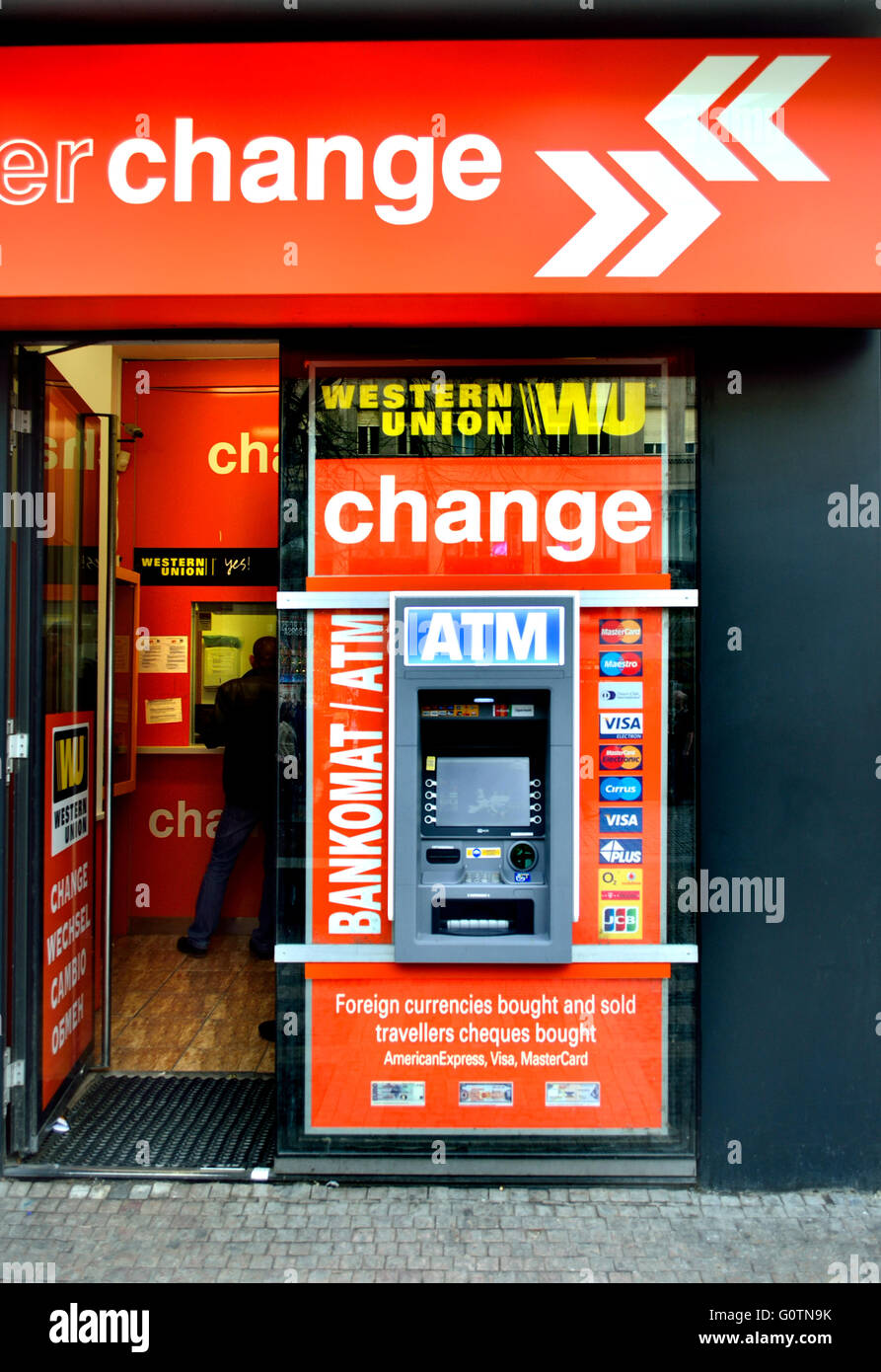 Prag, Tschechische Republik. ATM / Bankomat / Cash Dispenser auf dem Wenzelsplatz (Vaclavske Namesti) Stockfoto