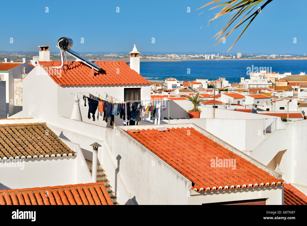 Portugal, Algarve: Mit Blick auf die Dächer von weiß getünchten Häusern mit Meia Praia in Lagos Stockfoto