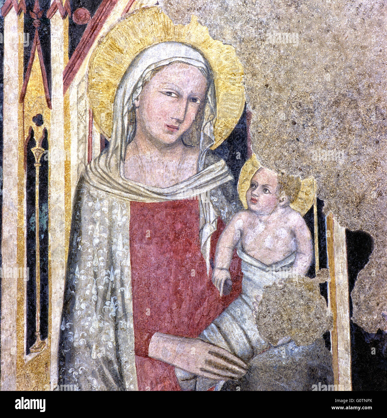 Italien Abruzzen Sulmona Kathedrale von St. Panfilo - Krypta-Fresko der Madonna inthronisiert zwischen St. Michael und Johannes dem Täufer Jahrhundert XIV Stockfoto