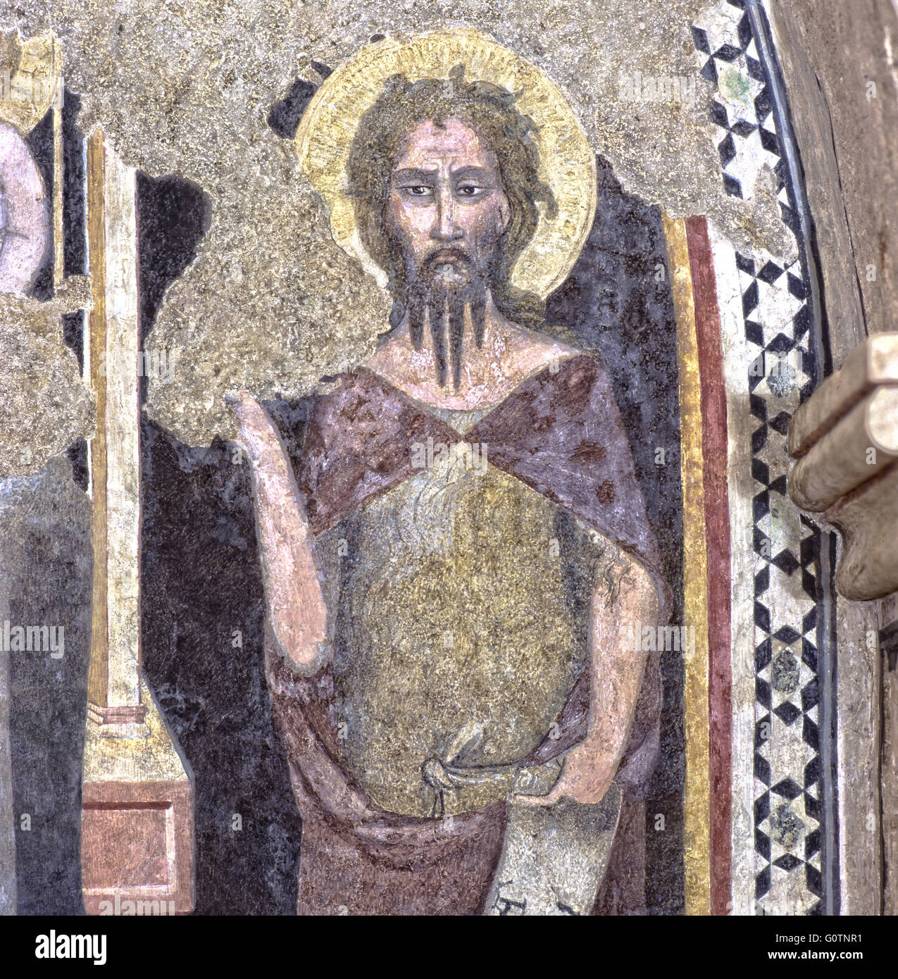 Italien Abruzzen Sulmona Kathedrale von St. Panfilo - Krypta - Fresko Darstellung der Madonna zwischen St. Michael und Johannes dem Täufer Jahrhundert XIV inthronisiert - Johannes der Täufer Stockfoto