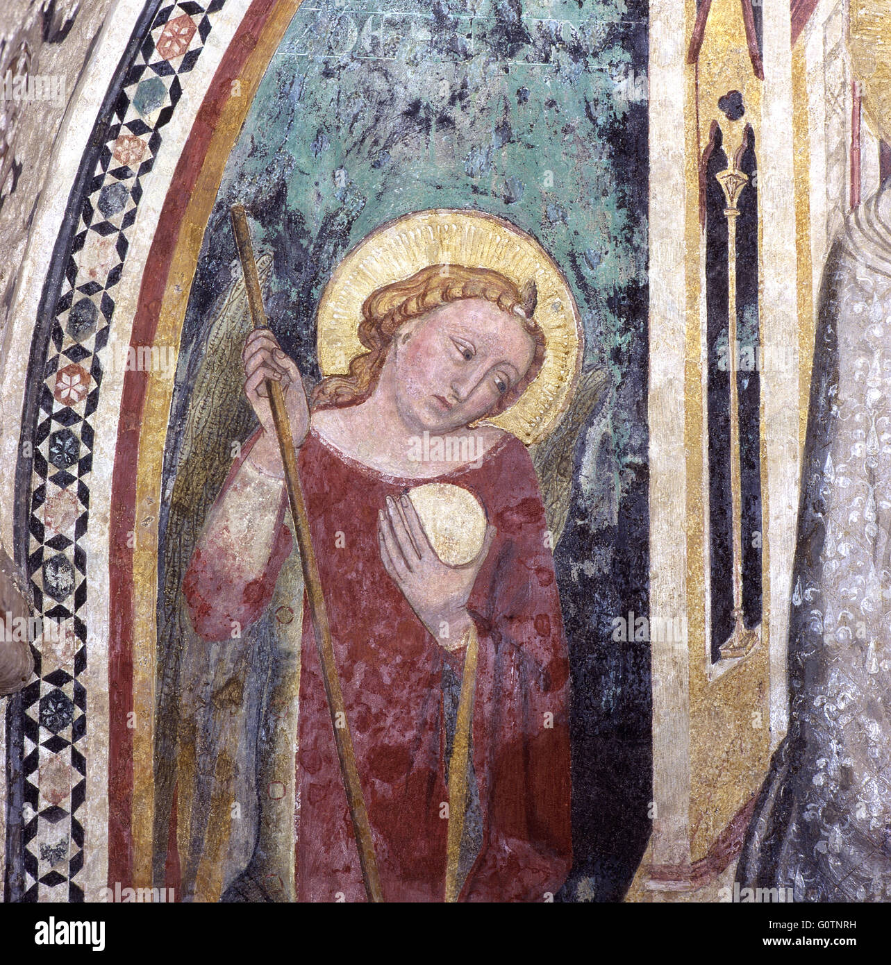 Italien Abruzzen Sulmona Kathedrale von St. Panfilo - Krypta-Fresko der Madonna inthronisiert zwischen St. Michael und Johannes dem Täufer Jahrhundert XIV-St. Michael Stockfoto