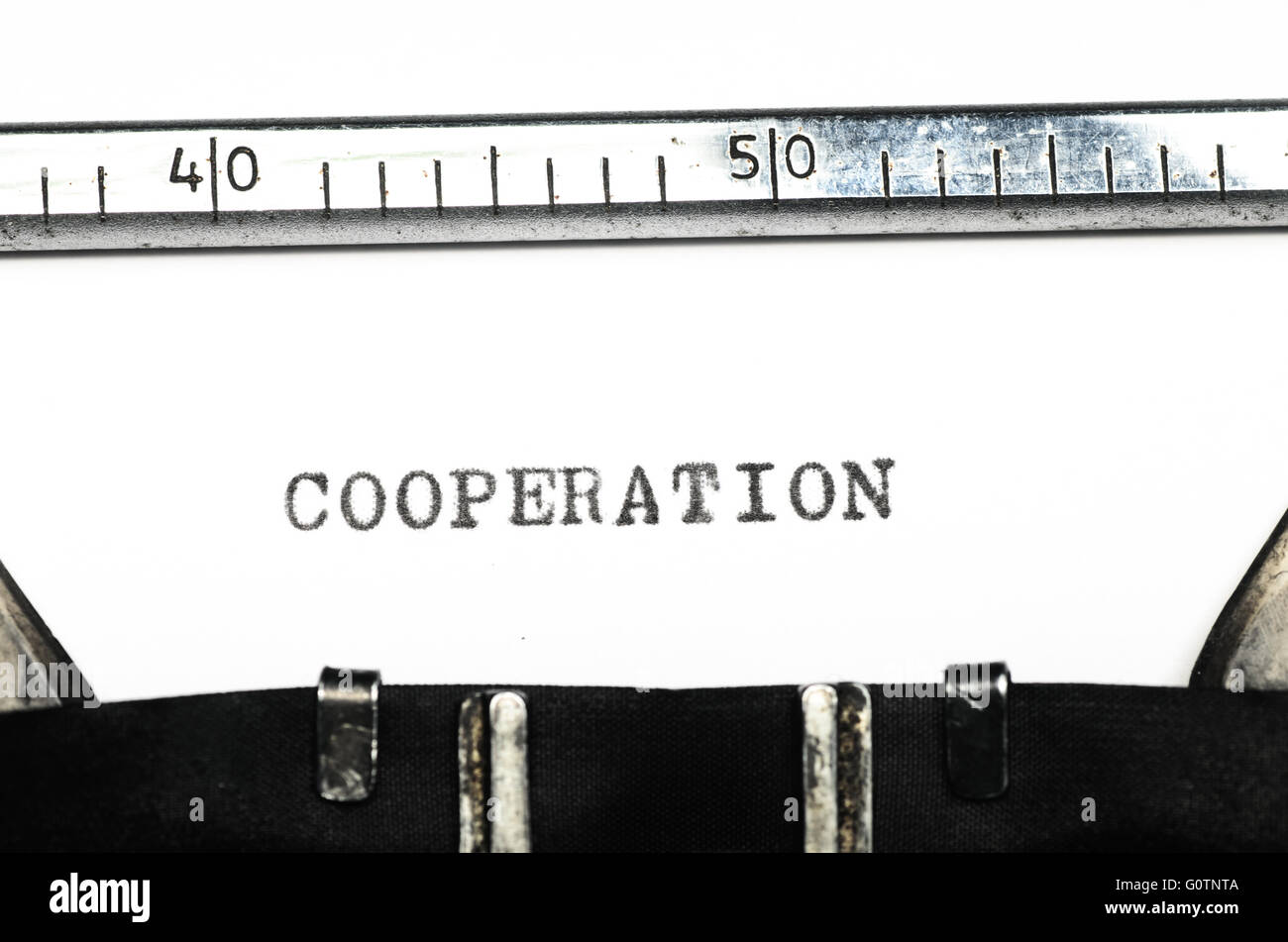 Wort-Zusammenarbeit auf einer alten Schreibmaschine getippt Stockfoto