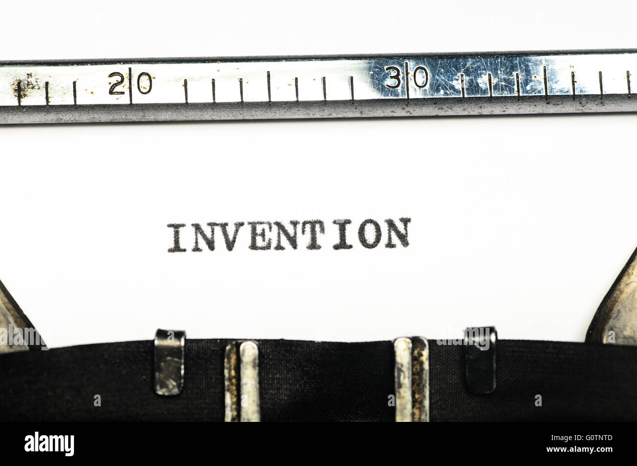 Wort-Erfindung auf einer alten Schreibmaschine getippt Stockfoto