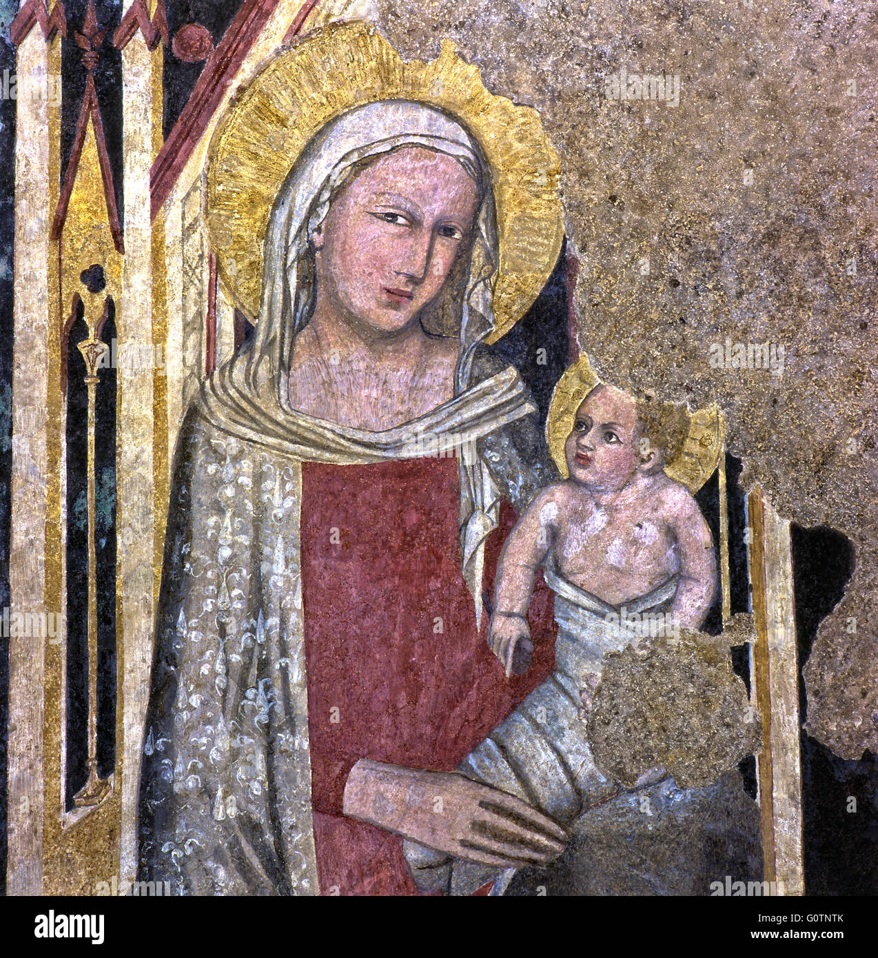 Italien Abruzzen Sulmona Kathedrale von St. Panfilo - Krypta-Fresko der Madonna inthronisiert zwischen St. Michael und Johannes dem Täufer Jahrhundert XIV Stockfoto