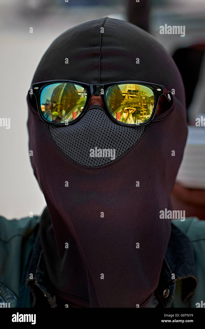 Balaclava Kopfbedeckung und Polaroid Sonnenbrille. Thailand Mann, Südostasien Stockfoto