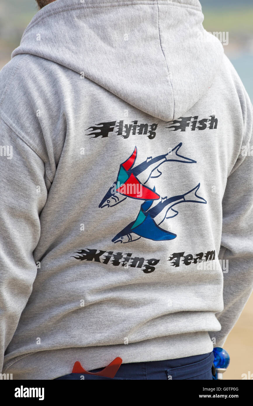 Flying Fish Kiting Team – Details auf der Rückseite des Kapuzenpullover beim Weymouth Kite Festival in Weymouth, Dorset, Großbritannien im Mai Stockfoto